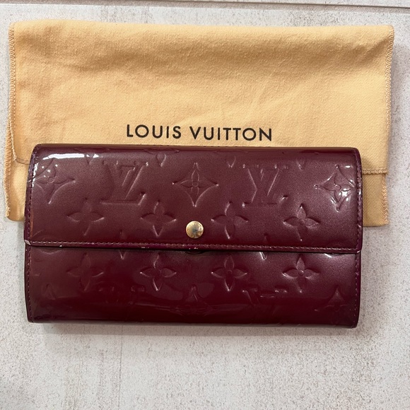 LOUIS VUITTON Vernis Sarah Wallet Violet